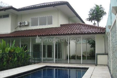 Sewa Rumah 4 Kamar Tidur, dengan Pool dan Taman di Pondok Indah Jakarta Selatan