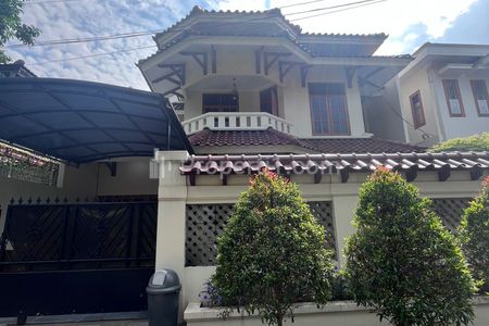 Disewakan Rumah Besar dengan Pool, Lokasi di Kuningan Jakarta Selatan