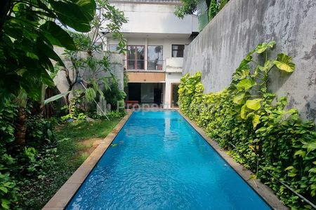 Disewakan Rumah Mewah 5 Kamar, Garden & Private Pool - Lokasi di Kebayoran Baru, Jakarta Selatan