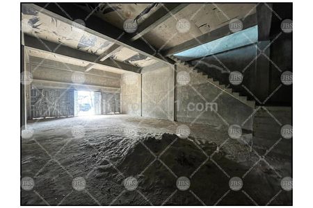 Dijual/Disewakan Ruko 4,5 Tingkat Kondisi Kosong Jalan KL. Yos Sudarso Medan
