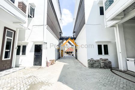Dijual Rumah Siap Huni 2,5 Tingkat Komplek Icon Estate Jalan Perjuangan, Medan