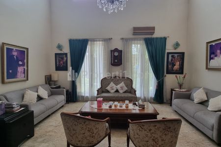 Dijual Rumah Luas dengan 4 Kamar Tidur di Pejaten, Pasar Minggu Jakarta Selatan