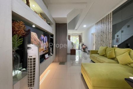 Jual Cepat Rumah Depan Taman Furnished Cantik Rapi Siap Huni di Taman Surya 5 Jakarta Barat