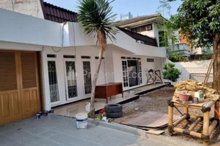 Sewa Rumah 4 BR Bisa Buat Kantor, Akses Dua Mobil, di Area Senopati, Dekat SCBD, Sudirman, Gunawarman, Suryo, Birah, Kebayoran Baru, Jakarta Selatan