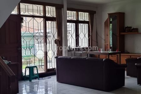 Dijual Rumah Nyaman, Ventilasi & Pencahayaan Baik, Lokasi Jalan Buntu, Depan Rumah Bisa untuk Parkir, Halaman Luas, Ada Kebun di Dadali Bandung