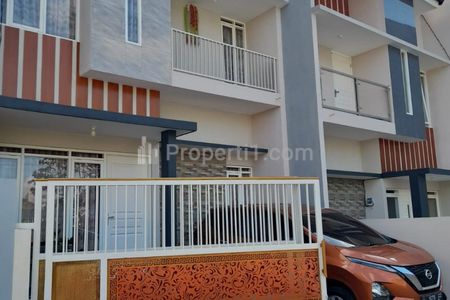 Dijual Villa 2 Lantai Siap Huni Full Perabot + Private Pool + Balkon Dekat Jatim Park 3 Batu