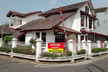 Jual Rumah Gaya Eropa Klasik Bangunan Kokoh Interior dan Eksterior Bersih Terawat di Antapani Bandung
