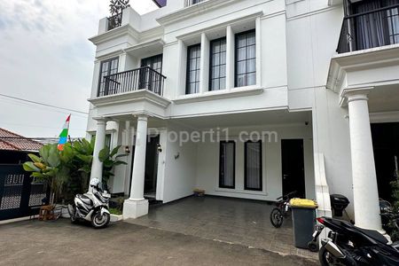 Jual Rumah Mewah Hook 3 Lantai Dekat Gerbang Tol Setu, Jakarta Timur