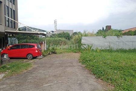 Disewa Tanah 2291 m2 SHM Muka 39,5 m, Parkir Luas Bebas Banjir Diapit Dua Jalan Utama Cocok untuk PADEL Court di Cimuncang Kota Bandung