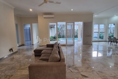 Sewa Rumah di Cipete Jakarta Selatan - 4 Kamar Tidur, Ada Kolam Renang