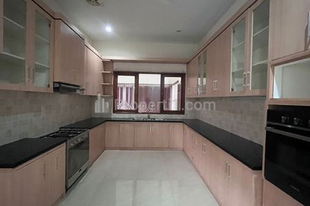 Sewa Rumah di Kemang Jakarta Selatan Ada Kolam Renang - 5 Kamar Tidur Semi Furnished