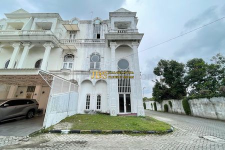 Rumah Hook 3 Tingkat Dijual di Komplek Taman Anggrek Jalan T. Amir Hamzah - Medan