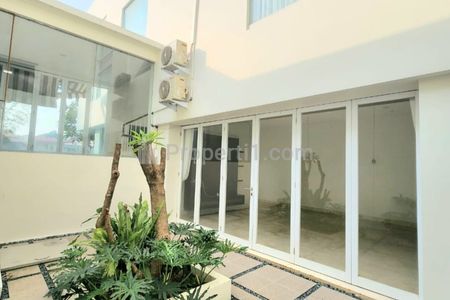 Disewakan Rumah Mewah Desain Modern Tropis (Baru Renovasi) Semi-furnish di Pejaten Barat, Jakarta Selatan