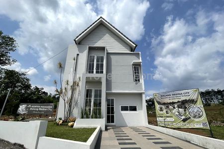 Jual Rumah Rasa Villa Lokasi Strategis di Malang