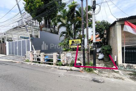 Batas tanah dari pinggir jalan 2 mobil/garis merah