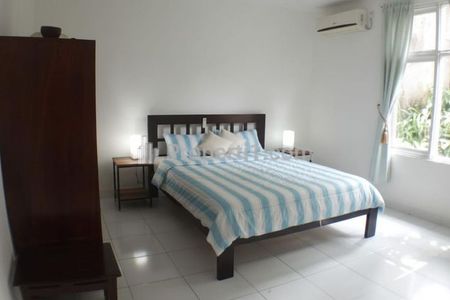Disewakan Rumah Area Kemang Jakarta Selatan - 2 Lantai 3+1 Bedroom Kondisi Semi Furnished