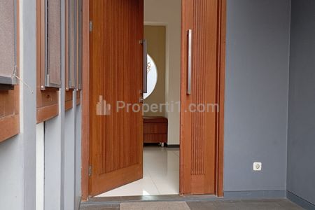 Sewa Rumah 3 Lantai + Rooftop Unfurnished di Kebayoran Baru, Jakarta Selatan