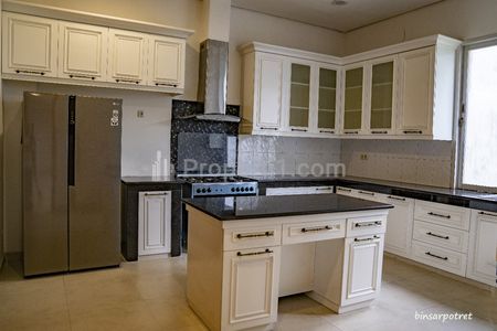 Disewakan Rumah Mewah 3 Lantai 5 BR di Jeruk Purut Area Jakarta Selatan