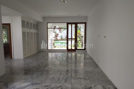 Disewakan Rumah Siap Huni dengan Fasilitas Kolam Renang Pribadi di Area Kemang Jakarta Selatan - 7+2 Bedroom, Unfurnished