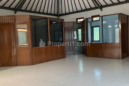 Disewakan Rumah 3 Lantai dengan Rooftop Area di Kemang, Jakarta Selatan