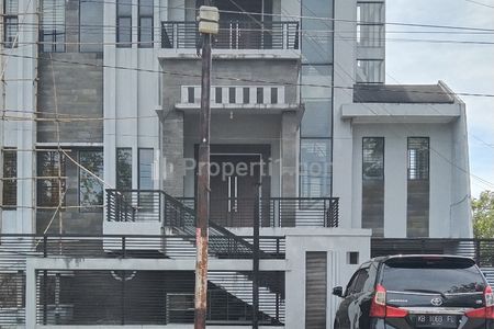 Disewakan Rumah di Jalan Urai Bawadi Kota Pontianak, Bangunan 4 Lantai ada Basement