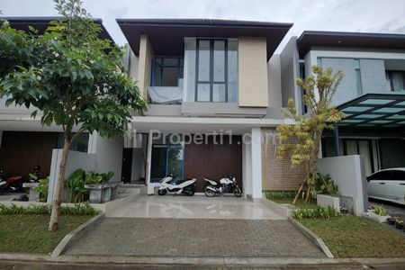 Dijual Rumah Baru Woodland Citraland Surabaya, New Modern Spesial Row Jalan Boulevard Lebar 4 Mobil Siap Huni Dekat Universitas Ciputra
