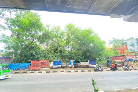 Posisi depan pinggir jalan 