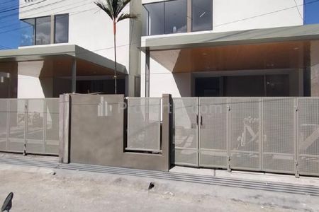 Dijual Rumah Baru dan Cantik Perpaduan Industrial Desain dan Tropical Modern di Riung Sayap Margahayu Raya Metro Bandung 