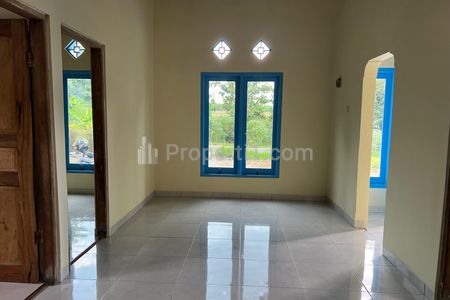 Jual Rumah Pinggir Jalan Raya, Luas 200m2 di Kerjo Karanganyar