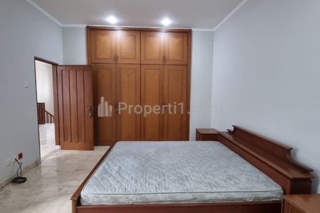 Sewa Rumah di Pondok Indah, Jakarta Selatan - 4+1 Kamar Tidur Semi Furnished