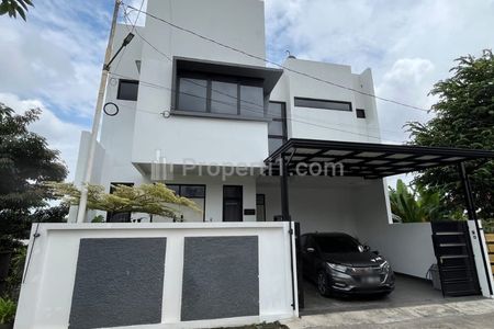 Jual Rumah 3 Lantai dengan Rooftop – High Demand! Cocok untuk Investasi atau Hunian Pribadi di Setra Regency Bandung