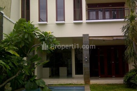 Disewakan Rumah Mewah 5 Kamar Tidur dengan Pool, Lokasi di Kemang Selatan - Jakarta Selatan