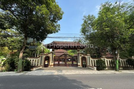 Dijual Tanah Strategis Bonus Bangunan Joglo Pinggir Jalan di Jl. Magelang Km 6 Yogyakarta Dekat JCM, Ringroad Utara