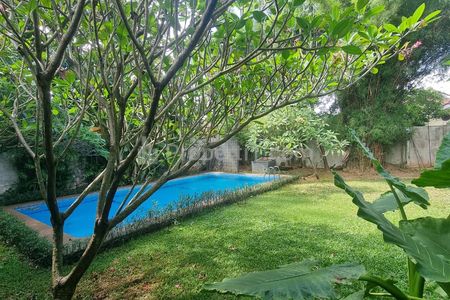 Sewa Rumah di Kemang, Jakarta Selatan - Halaman Luas Depan & Belakang - Carport 4 Mobil - Unfurnished