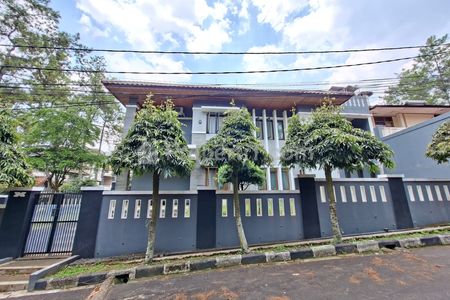 DIJUAL CEPAT RUMAH LUAS MEWAH POSISI HOOK DI KAWASAN GEGERKALONG BANDUNG UTARA. UDARA SEJUK. AMAN 24 JAM ONE GATE SYSTEM