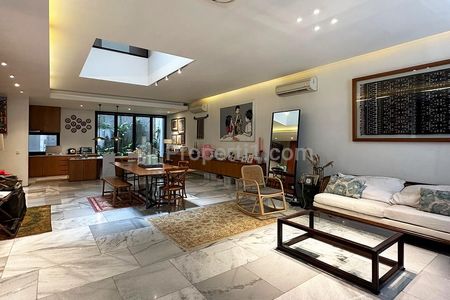 Dijual Rumah Siap Huni di Bendungan Hilir Jakarta Pusat - Bangunan 3 Lantai, Luas Tanah 125m2
