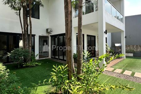 Jual Rumah Modern Tropical di Cinere - Ada Kolam Ikan, Swimming Pool, Backyard Luas