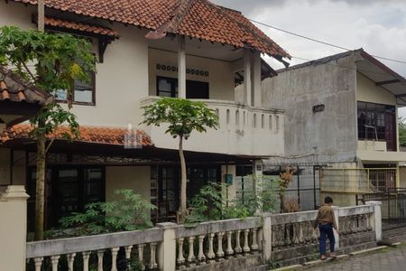 Jual Tanah Bonus Bangunan Rumah Tinggal dan Kost Lokasi Strategis di Kledokan, Utara Hotel Eastparc, Lingkungan Kost