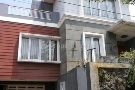 Dijual Rumah Mewah 3 Lantai Semi Furnished di Cisaranten Kulon Arcamanik Ada Rooftop dan Kolam Renang