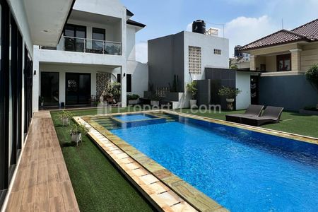 Jual Rumah Turun Harga di Puri Cinere Depok - Backyard Luas, Private Pool, Kolam Ikan & Ruang Gym