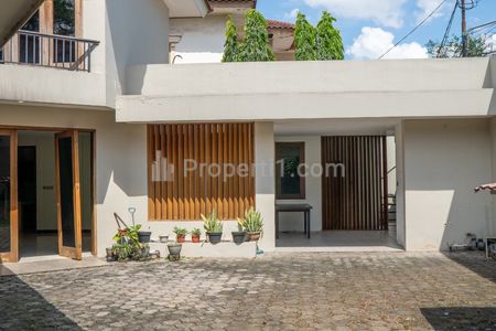 Jual Rumah di Menteng Dalam, Tebet, Jakarta Selatan - Carport 5 Mobil, Backyard, Luas 603m2