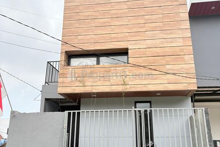 Dijual Murah Rumah Hook 3 Lantai di Kota Cimahi 