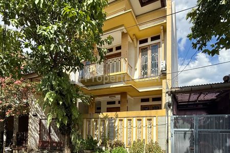 Jual Rumah Modern Minimalis di Pasar Minggu, Jakarta Selatan - Semi Furnished, 3 Lantai & Hadap Barat
