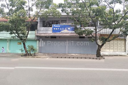 Jual Ruko 2,5 Lantai SHM Main Road Super Strategis Super Ramai untuk Pertokoan dan Perdagangan di Jalan Moch. Toha Bandung