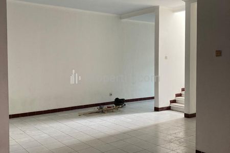 Disewakan Rumah 2 Lantai di Taman Alfa Indah Jakarta Barat