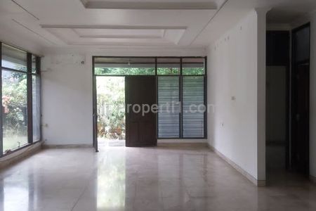 Disewakan Rumah Taman Kebon Jeruk Intercon 2 Lantai, Jakarta Barat
