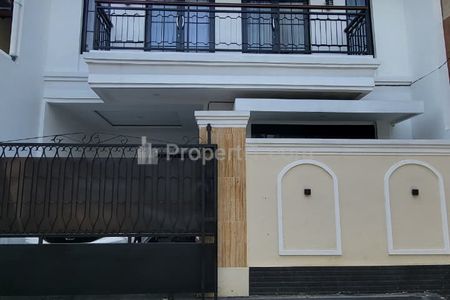 Dijual Rumah American Classic Terawat di Pamulang Tangerang Selatan
