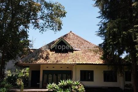 Jual Rumah Villa Luas Lokasi Strategis di Lembang Bandung