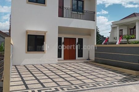 Dijual Rumah Baru 2 Lantai Posisi Hook di Cisaranten Kulon Arcamanik Bandung - 5KT 2 Carport