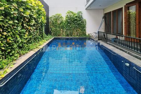 Disewakan Rumah 2 Lantai, dengan 3 Kamar Tidur dan Pool - Lokasi Pondok Indah, Jakarta Selatan